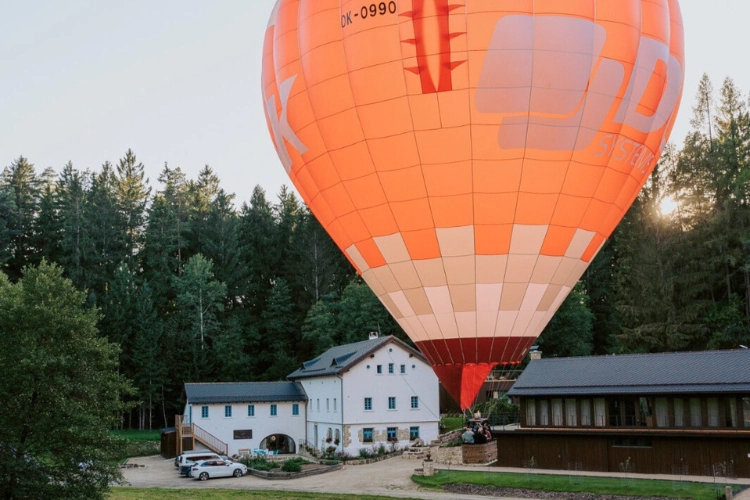Balloon flight width=